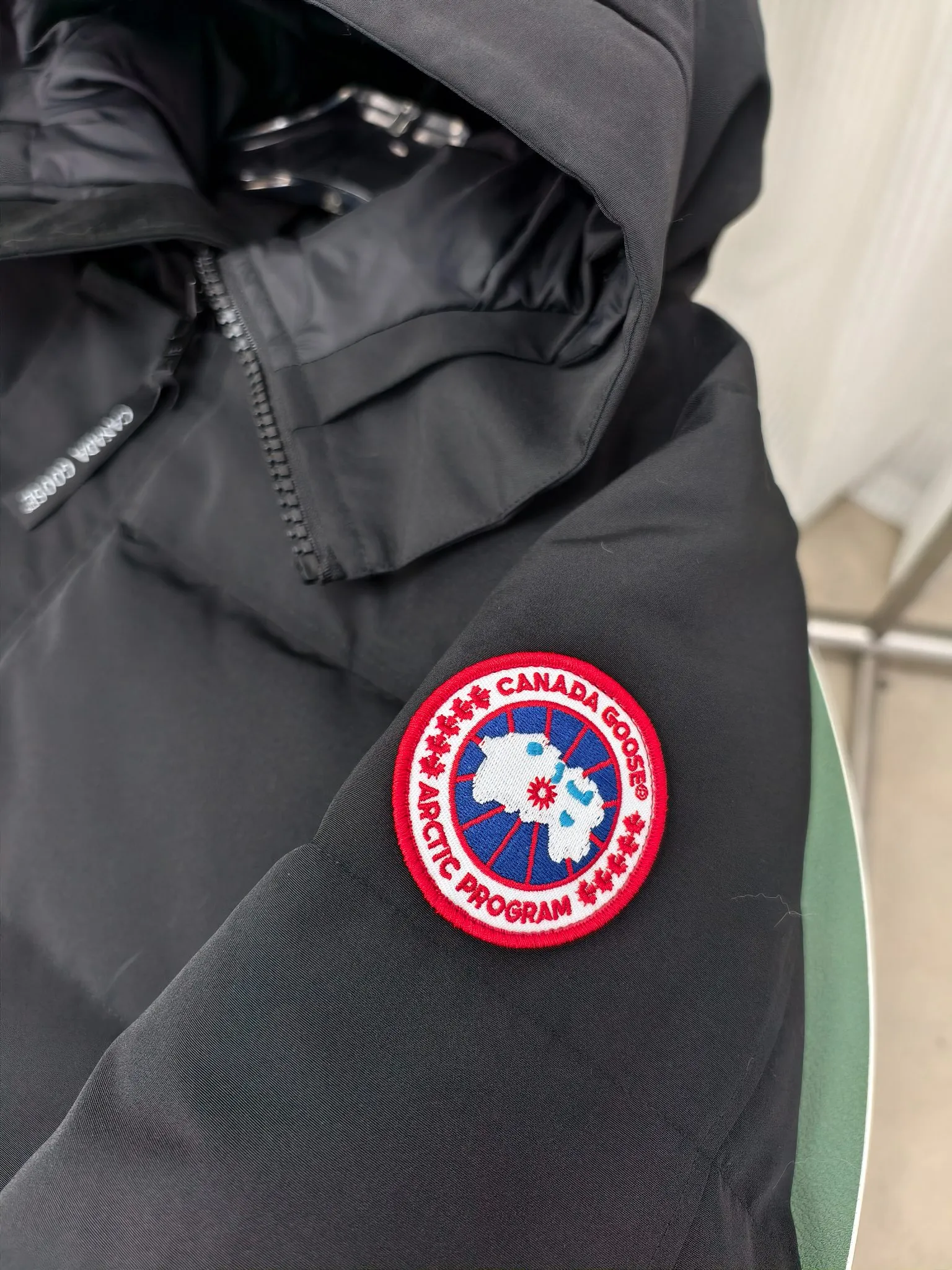 P700————2080M/New 17 models (higher version) Canada goose MacMillan parka. The MacMillan Parka features an innovative design with a streamlined hood detail, added shoulder straps and two additional interior pockets. This hip-length parka offers warmth and style with its quilted design and curved hem. Filled with extremely fluffy white duck down. The MacMillan Parka provides essential protection in all weathers. The adjustable down-connected hood improves warmth and protects against harsh weather. Rib knit cuffs tucked into the interior. The hood is equipped with a detachable zipper guard, and the hood trim can be replaced to create a personalized style and provide more protection (this jacket can be matched with wolf fur collar accessories, choose by yourself) ❤️The only version in the market Color: black red label black black label gray red label gray black label off-white red label navy red label Size: XS-2XL